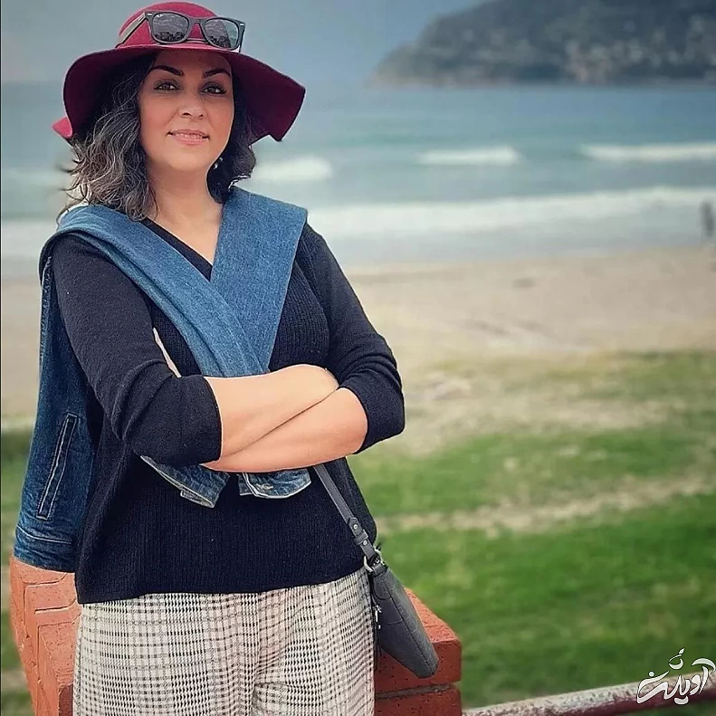 بازیگر زن مشهور و معروف صدا و سیما با پوشیدن دو شلوار لب ساحل !